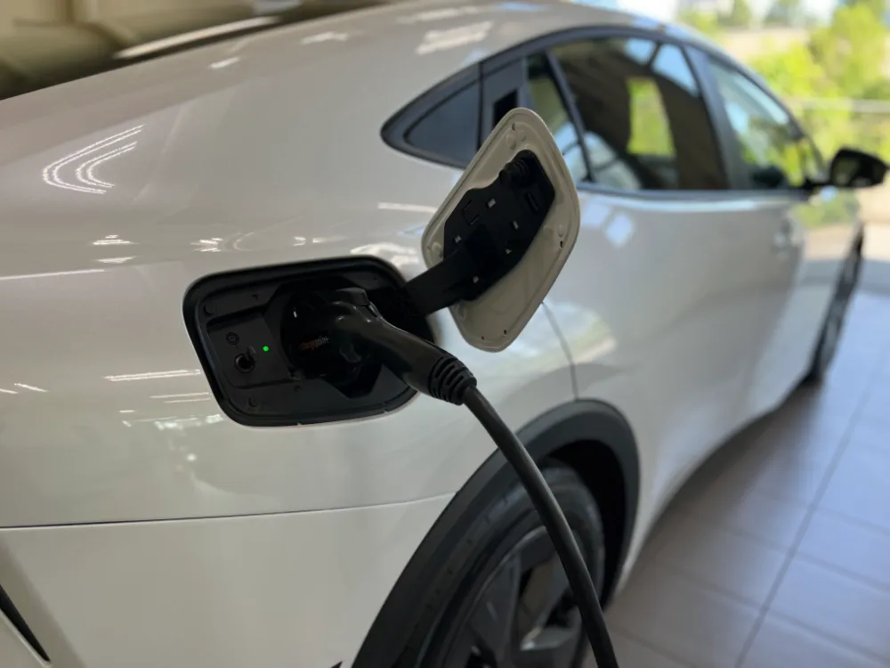 2023 toyota prius prime se white 23